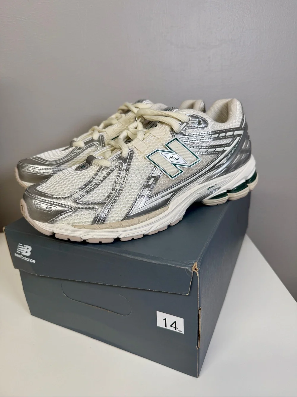 BRAND NEW NEVER WORN NEW BALANCE 1906R 'SILVER METALLIC CREAM'